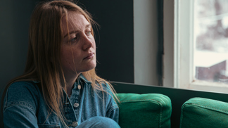 Monika (30): Manžel mi po narození dcery zakazuje chodit mezi lidi. Chce, abych byla domácí puťka