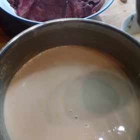 Felix Slováček mladší dělá k uzenému jazyku hořčicovou omáčku.