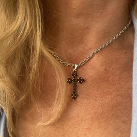 Křížek Terezy Pergnerové v detailu.