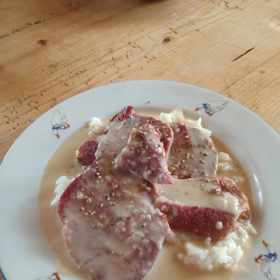 Felix Slováček mladší si uzený jazyk s omáčkou dopřál s rýží.