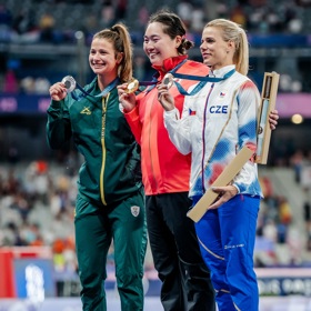 Oštěpařka Nikola Ogrodníková letos z Paříže dovezla bronzovou medaili.