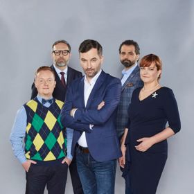 Jiří Martínek alias doktor Vševěd z pořadu Na lovu pózuje s kolegy a s moderátorem Ondřejem Sokolem.