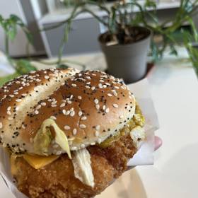 Verze McCrispy  Deluxe slibuje být luxusnější díky plátku sýru čedar, křupavé okurce a rajčeti.