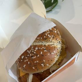 Uvnitř se skrývá křupavá žemle posypaná sezamem a mákem. Když je žemle teplá, chutná nejlépe. 