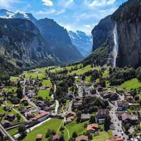 Útočiště našla v alpském městečku Interlaken, které svou dramatickou scenérií a bezpočtem možných aktivit láká turisty zejména v zimní a letní sezoně.