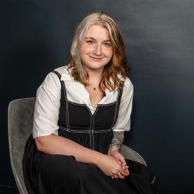 Iris trpěla depresemi a úzkostmi od patnácti let, vinou toxického prvního vztahu se její stav rapidně zhoršil, až vyústil v sebevražedné myšlenky. Jak na nejtemnější období svého života vzpomíná po téměř deseti letech?