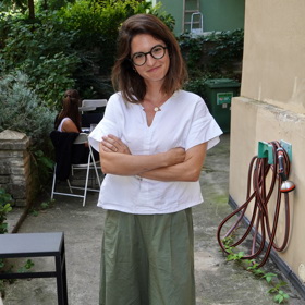 Herečka Kristýna Ryška oblékla bílý top a široké khaki kalhoty s vysokým pasem.