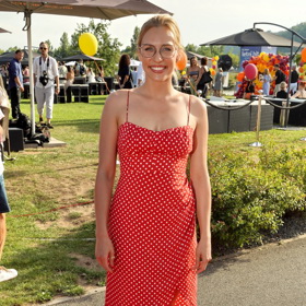 Sára Milfajtová má ve skříni také rudé šaty s bílými puntíky.