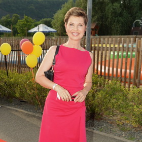 Moderátorka Markéta Fialová se podobně jako Eva Perkausová rozhodla pro šaty v barvě malin.