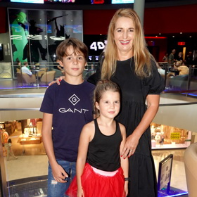 Houslistka Markéta Muzikářová se svými staršími dětmi, Nicolasem a Victorií. Ta oblékla rudou tylovou sukni.