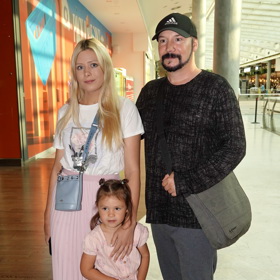 Zpěvák Bohuš Matuš oblékl na dětskou filmovou premiéru tmavé oblečení, jeho manželka Lucie s dcerou Natálkou se ale nebály pastelově růžové. 