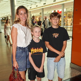 DJ Lucca přišla do kina v džínových šortkách a bílém tričku, doprovod jí dělali oba synové, Michal a František. Oba oblékli černá trička s potiskem a krátké kalhoty.