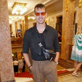 Zpěvák Peter Pecha překvapil výběrem doplňků - outfit mu dotvářely barevné brýle. 