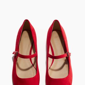 Řezanou špičku na balerínkách s páskem najdete v několika barvách včetně výrazné červené v řetězci H&M za 479 Kč.