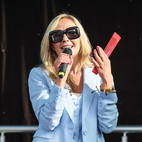 Slušivý komplet doladily oblíbené barevné náramky, nepostradatelný šperk i nepřehlédnutelné sluneční brýle s výraznými hranatými obroučkami.