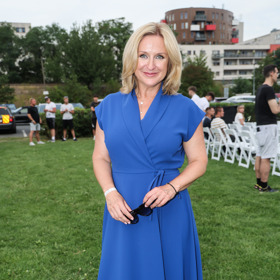 Moderátorka Terezie Tománková vynesla dlouhé zavinovací šaty v královsky modré barvě.