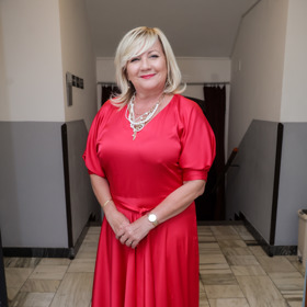 Politička Alena Schillerová letos oblékla na finále mužské soutěže krásy rudé večerní šaty.