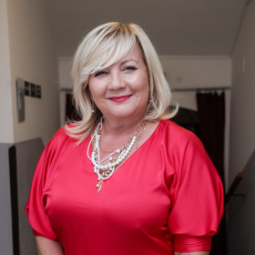 Alena Schillerová doplnila večerní šaty závěsem perel.