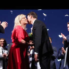 Alena Schillerová gratulovala druhému Muži roku Petru Hantychovi.