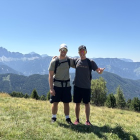 Vojtěch Šoltys a Jakub Linhart už mají za sebou první tisícovku kilometrů a poslali magazínu Lifee.cz pozdrav z Alp.