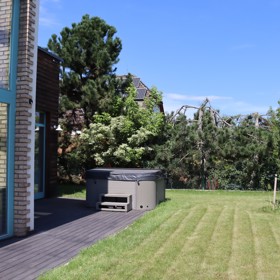 U domu Karla Janáka a Romany Goščíkové nechybí vířivka ani velká zahrada.