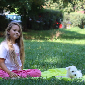 Hvězda seriálu ZOO Adélka Hesová vzala Lifee na procházku do parku.