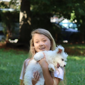 Adélka Hesová je herečka, kterou známe ze seriálů ZOO nebo Kamarádi.