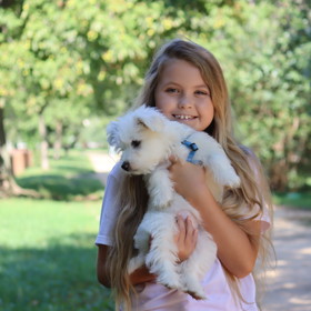 Adélka Hesová už Abbinku naučila několik povelů.