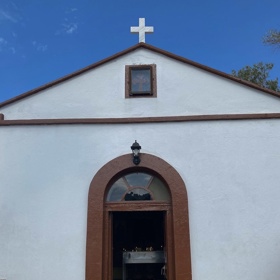 Známý filmový kostelík. 