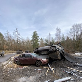 Natáčí především scény s auty. 