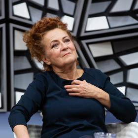 Simona Stašová nosí drdoly vytvořené z nakulmovaných vln.