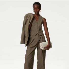 Sadu perfektně ladícího saka, vesty a kalhot má v aktuální nabídce i značka Marks&Spencer. (Cena vesty 1 299 Kč, kalhoty 1 599 Kč)