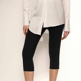 Legíny v délce capri Nedávno nemyslitelné, dnes jsou považovány za elegantní prvek outfitu. (H&M, 599 Kč)