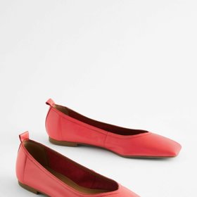 Pěkně hranatou špičku nosí i balerínky Next za 1 420 Kč.