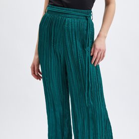 Zajímavým zpestřením zkrácených střihů je vzdušné plisování. (Orsay, 1 199 Kč)