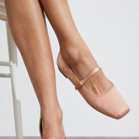 Jako primabalerína. Trendy hranaté špičky často připomínají obutí baletek nazývané špičky. (Other Stories)