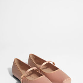 Model od značky Other Stories si můžete pořídit hned ve třech barvách, hnědé, černé a pudrově růžové. Stojí 3 190 Kč.