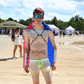 Návštěvníci Prague Pride nosí kontroverzní outfity.