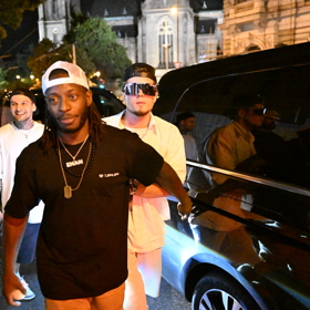 Jon Mariánek před klubem. 