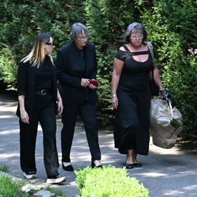 Rodina, příbuzní a přátelé přišli dát poslední sbohem Rudolfu Jelínkovi. Uprostřed dcera Bára.