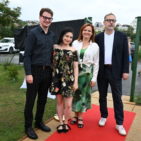 Kvízová dáma z pořadu Na lovu společně se svými kolegy a nejmladší posilou týmu (mladík vlevo). Bude si říkat Bandita a je to bývalý soutěžící.