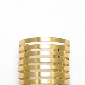 Prořezávaný neuzavřený náramek můžete nasadit tak vysoko, jak vám to obvod paže dovolí. (Pull&Bear, 399 Kč)