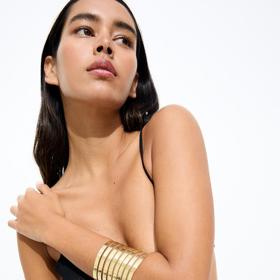 Masivní náramek je nejvýraznějším doplňkem a nepotřebuje další konkurenci. (Pull&Bear, 399 Kč)