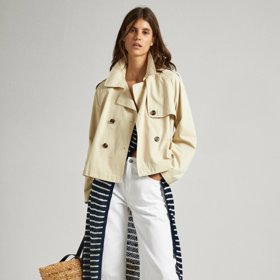 Vizuály značek, které modely krátkého trenčkotu nabízejí, mohou být příjemnou inspirací pro váš nejnovější podzimní look. (Pepe Jeans)