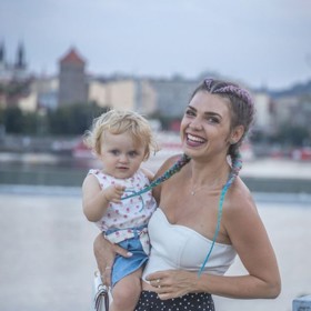 Herečka Denisa Pfauserová říká, že dceru hodlá kojit tak dlouho, dokud to půjde. 