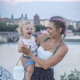 Herečka Denisa Pfauserová dceru Nailu plně kojí. 