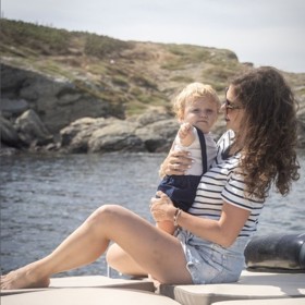 Herečka Denisa Pfauserová se svou roční dcerkou Nailou.