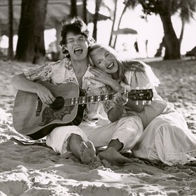 Mick Jagger a Jerry Hall se dali dohromady roku 1976, přičemž oba byli zadaní. To jim nebránilo v tom začít spolu randit.