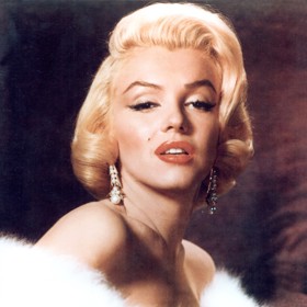 Vizážistka odhalila konkrétní odstín, který herečka nosila, pomádu Max Factor, odstín 7-22.