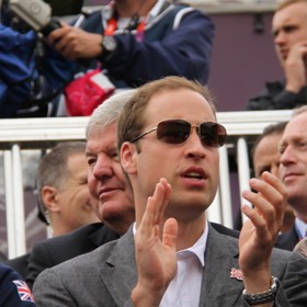 V civilu ovšem dává následník britského trůnu přednost slunečním brýlím s kovovými obroučkami.